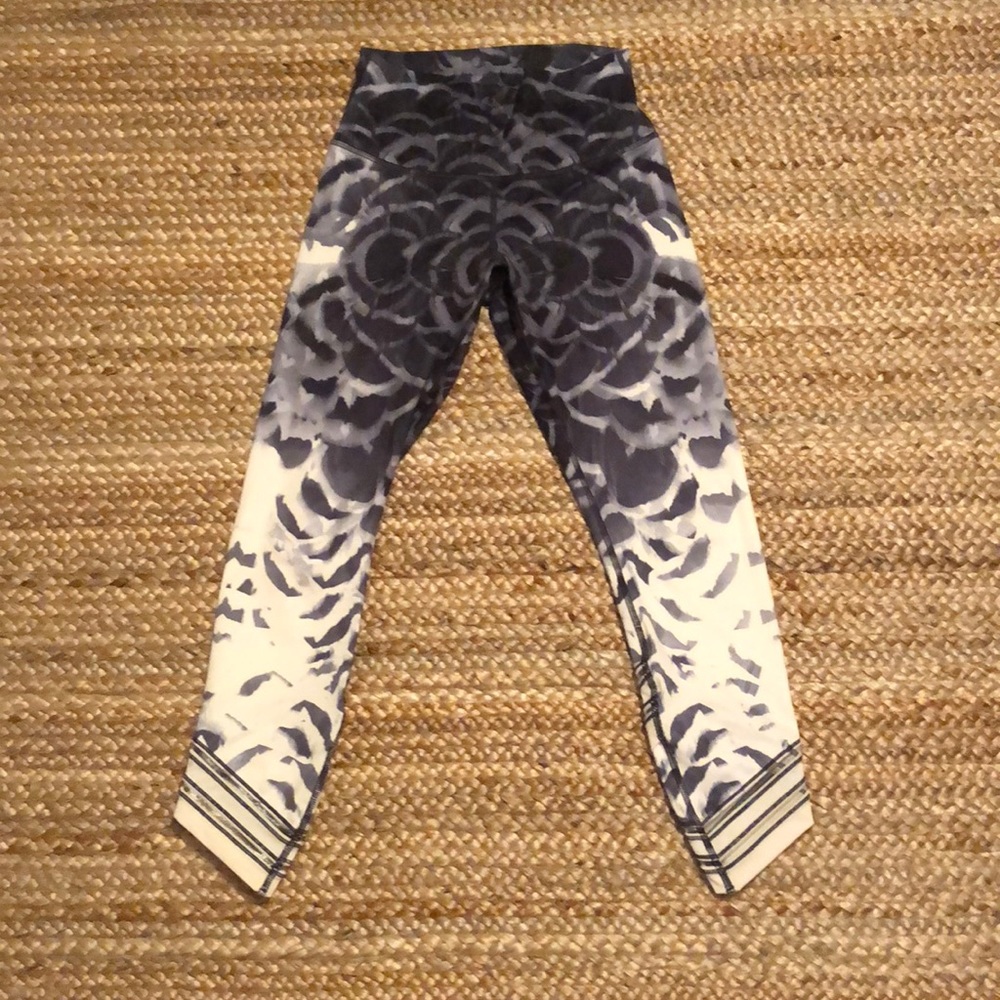 *RARE* Special Edition Lululemon Wunder Unders Sz6